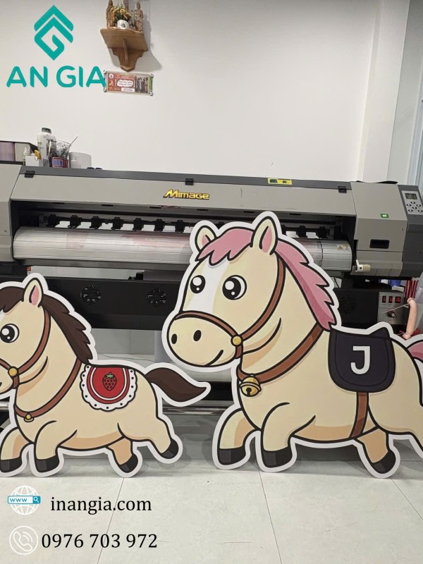 Standee mô hình ngựa trang trí cho cửa hàng cắt CNC tại TP.HCM
